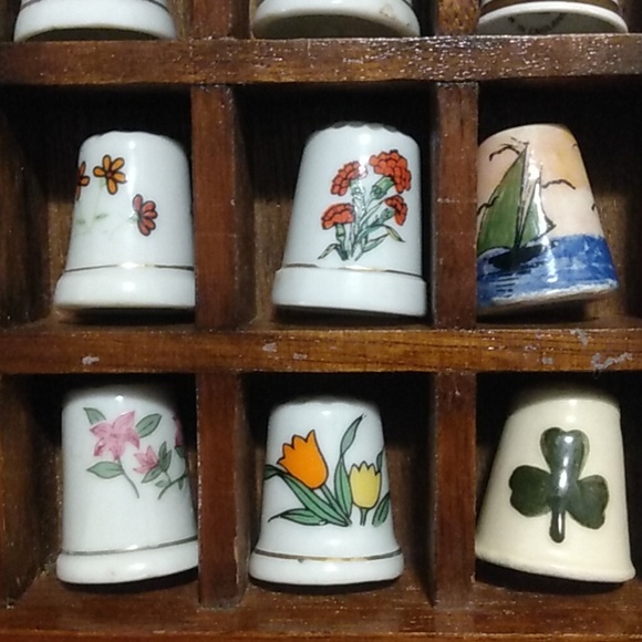 Thimbleville Wooden 1980s Stand with 24 Thimbles - Picture 4 of 12